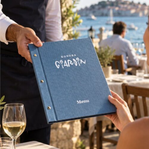 COVER-Menu-factory-mani-menu-jelovnik-1_1145x1200.jpg Classic Line – plavi jelovnik sa logotipom